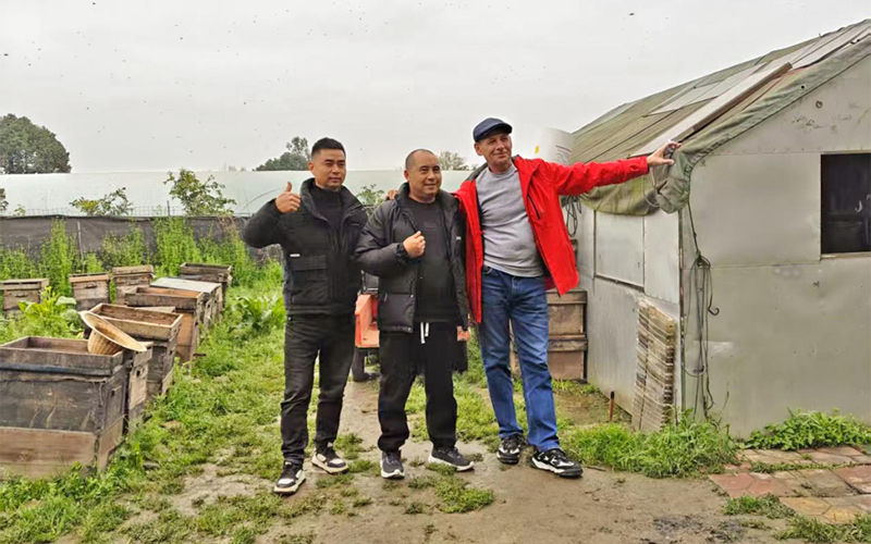 El distribuidor ruso Victor visita APIBUZZ sobre Bee's Things