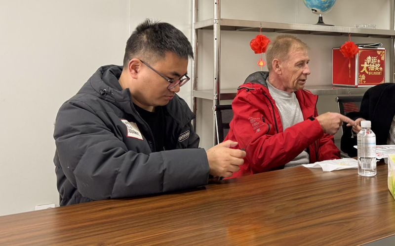 El distribuidor ruso Victor visita APIBUZZ sobre Bee's Things